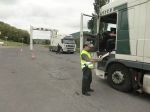 Nemecká polícia zastavila kamión vezúci 51 nelegálnych migrantov