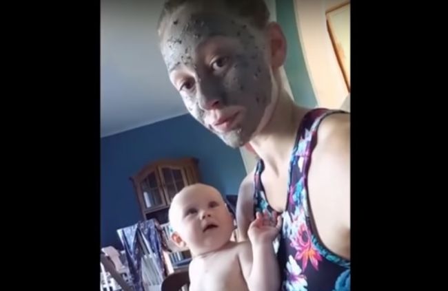 Video: Reakcia bábätka na mamu v prestrojení rozosmeje aj vás