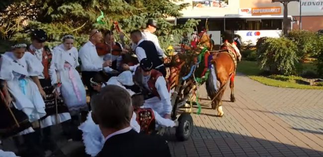 Video: Tradične slovenský svadobný sprievod skončil fiaskom