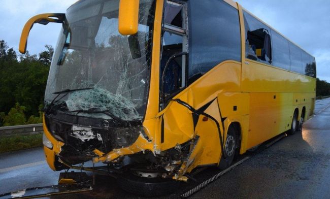 Pri Šahách sa zrazilo auto s autobusom, hlásia štyroch mŕtvych