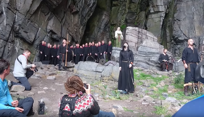 Video: Najlepší severskí umelci predviedli tradičnú pohrebnú pieseň hôr