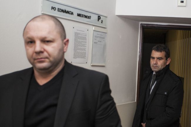 Polícia stále vyšetruje korupciu v prípade exstarostu Marianky Radovana J.