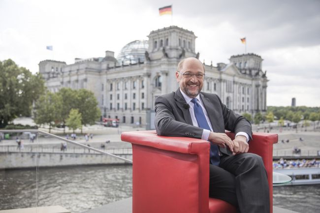 Schulz varoval v Aachene pred hrobármi demokracie v parlamente