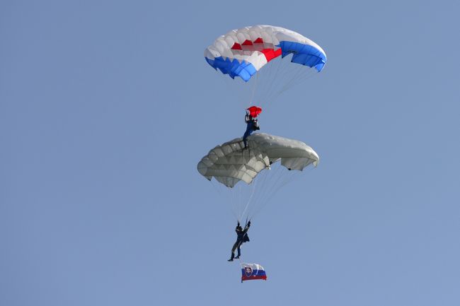 Parašutista dopadol na Letnej v Prahe medzi divákov, hlásia viacero zranených