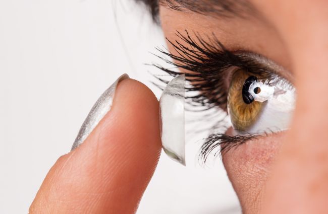 Parazit spôsobujúci slepotu sa môže nachádzať aj vo vašich kontaktných šošovkách