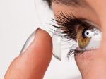Parazit spôsobujúci slepotu sa môže nachádzať aj vo vašich kontaktných šošovkách