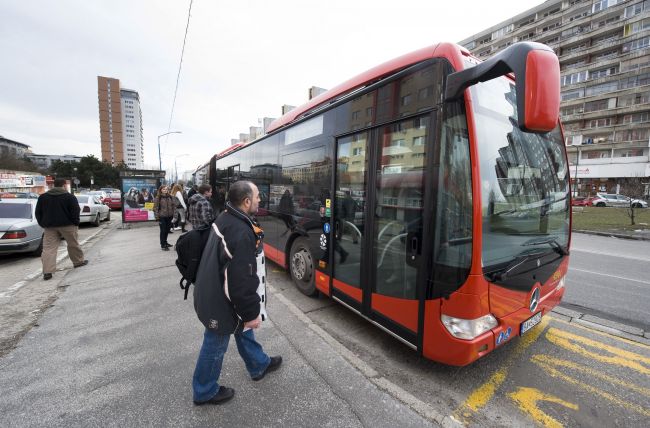 V Bratislave sa dnes zrazili dve autá s autobusom