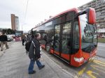 V Bratislave sa dnes zrazili dve autá s autobusom
