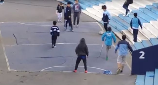 Video: Hendikepovaný chlapec deťom ukázal, ako sa hrá futbal