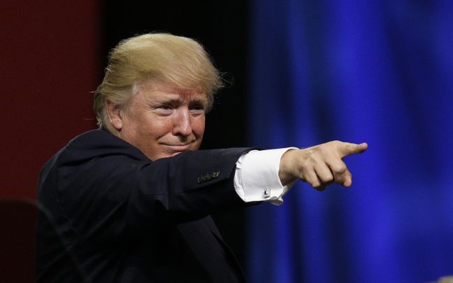 Najmenej šesť Trumpových poradcov používalo súkromné e-maily na služobné účely
