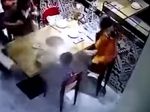 Video: Rodičia už svojho syna do tejto reštaurácie zrejme nevezmú