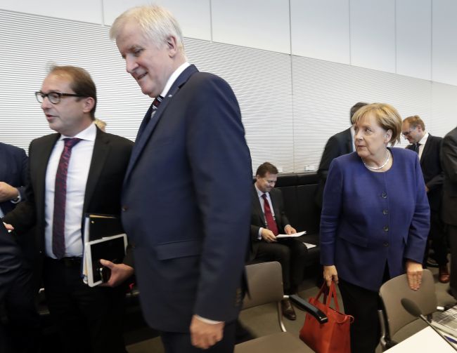 V CDU sa ozývajú hlasy, aby Merkelová už nebola líderkou strany