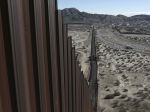V San Diegu začali stavať prototypy Trumpovho pohraničného múru