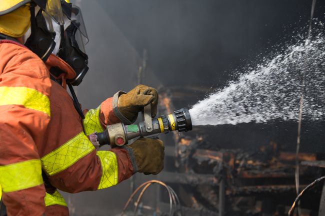 Plamene v armádnom skladisku s muníciou hasí 1200 hasičov