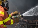 Plamene v armádnom skladisku s muníciou hasí 1200 hasičov