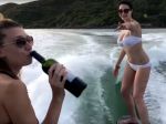 Video: Žena na surfe s mušľami namiesto plaviek popíjala víno