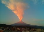 Sopka Popocatépetl chrlila popol a kamene