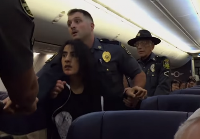 Video: Polícia násilím vyviedla alergičku z lietadla
