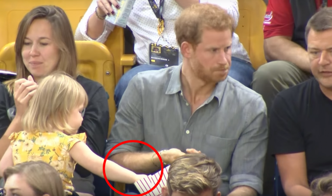 Video: Dievčatko okradlo samotného princa Harryho, jeho reakcia je však na nezaplatenie