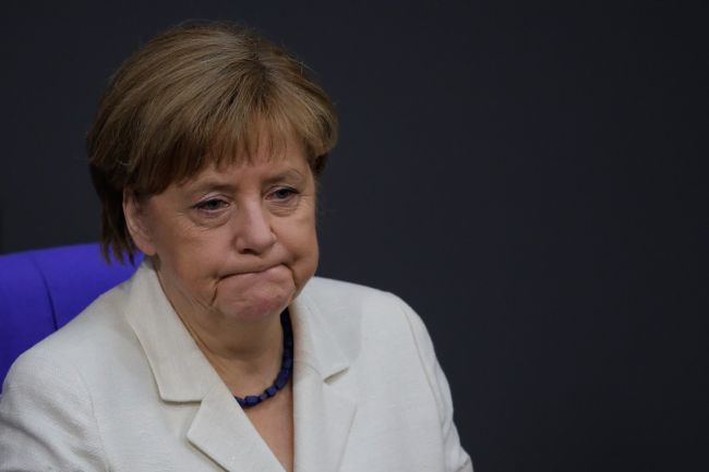 Mladá utečenka, ktorú rozplakala Merkelová, môže zostať v Nemecku na neurčito