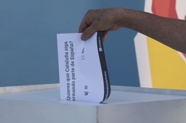 Katalánska polícia obkľúčila volebné miestnosti a zablokovala technológie