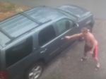 Video: Muž sa dal na útek po tom, ako si v aute našiel toto
