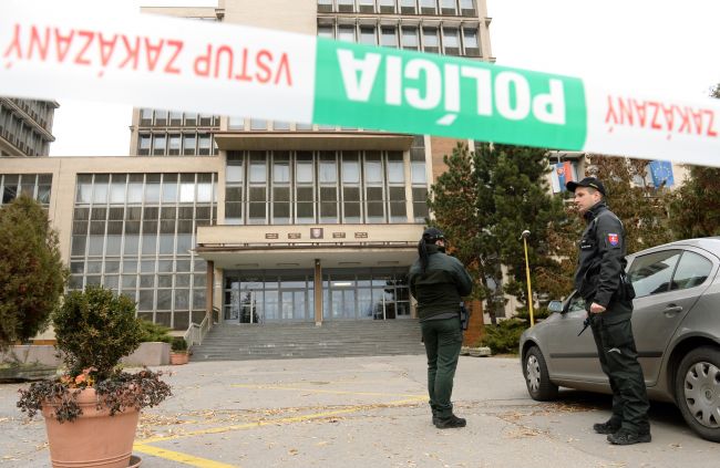 Budovu MÚ Nové Mesto prehľadávajú policajti, nahlásili tam bombu