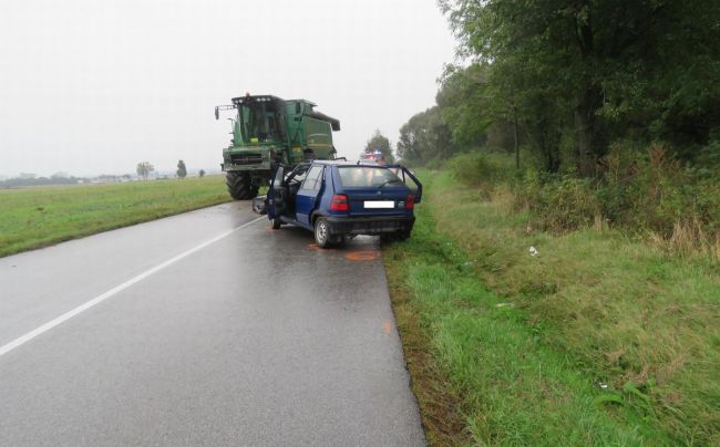 Pri zrážke osobného auta a kombajnu utrpeli zranenie traja ľudia