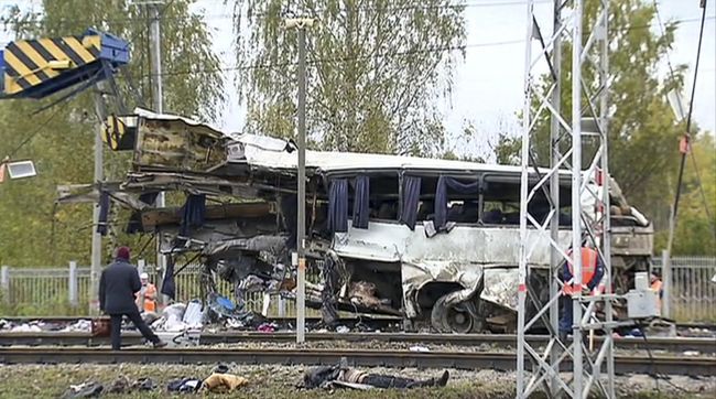 Zrážku vlaku s autobusom neprežilo 19 ľudí