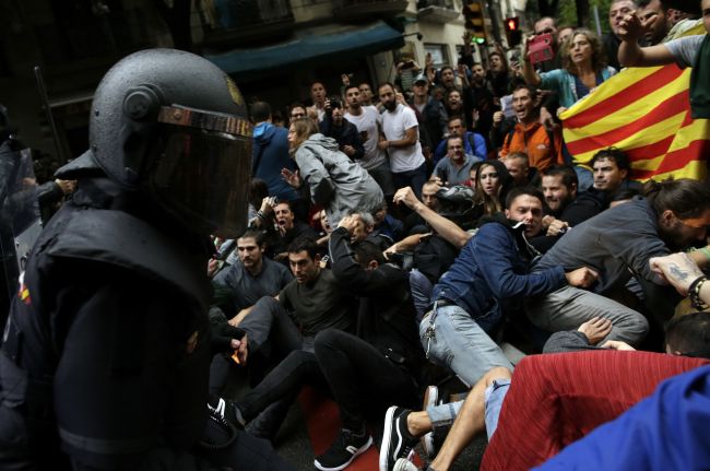 Španielsko sa ospravedlnilo za násilné zásahy proti katalánskym voličom