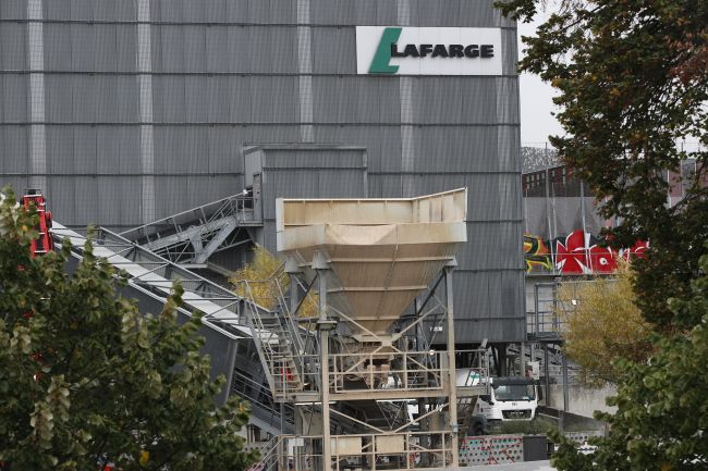 Paríž: Motív zmareného útoku na bytový dom je nejasný, 3 podozrivých prepustili