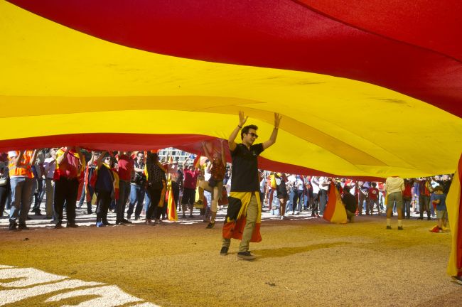 Tisíce ľudí v Španielsku sa zhromaždili, aby vyzvali na dialóg v politickej kríze