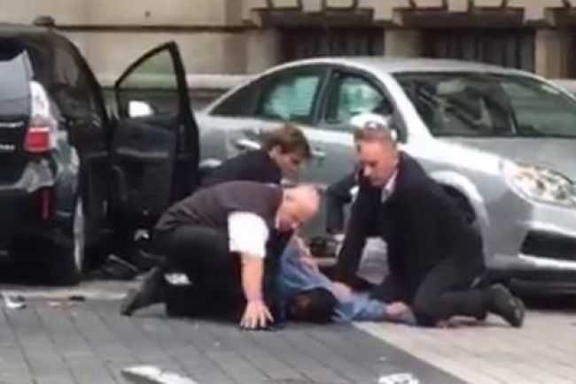 Auto vrazilo do chodcov pri londýnskom múzeu, hlásia viacero zranených