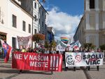 Stovky ľudí v Banskej Bystrici sa pochodom rozhodli povedať "nie" fašizmu