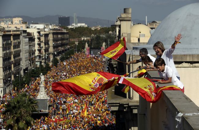 Desaťtisíce ľudí pochodujú Barcelonou na protest proti odtrhnutiu Katalánska