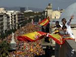 Desaťtisíce ľudí pochodujú Barcelonou na protest proti odtrhnutiu Katalánska