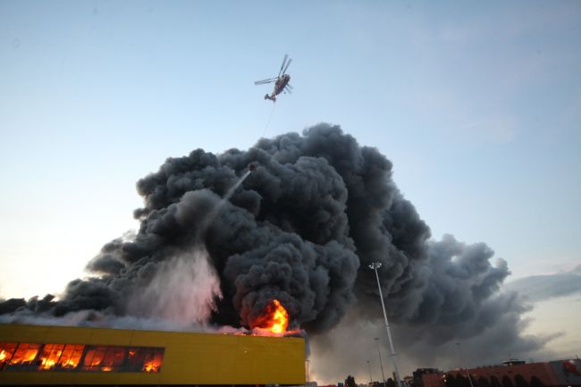 Nákupné centrum zachvátil požiar, evakuovali 3000 ľudí