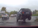 Video: Po prechode cez koľajnice sa mu rozpadlo auto