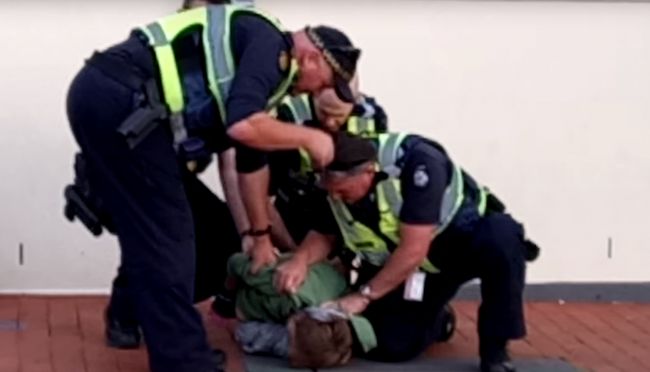 Video: Polícia pri zadržiavaní autistického chlapca stavila na hrubú silu