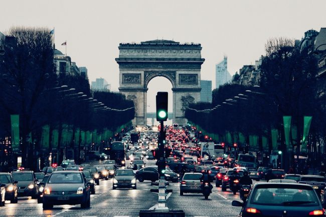 Od roku 2030 by v Paríži nemali jazdiť žiadne autá na fosílne palivá