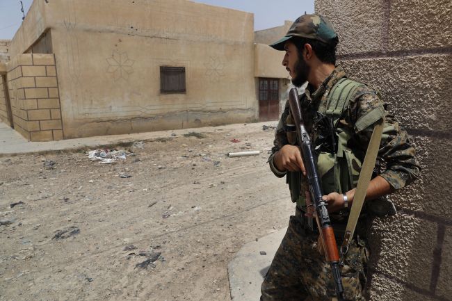 Z Rakky evakuujú civilistov a "domácich" príslušníkov IS, nie cudzincov