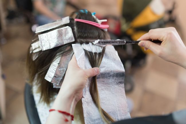 Výskumy potvrdili spojitosť medzi farbením vlasov a zvýšeným rizikom rakoviny