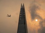 Zvyšky hurikánu Ophelia spôsobili zápach v lietadlách smerujúcich do Británie