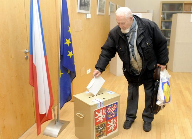 Prieskum: Česi sú za referendum a proti euru