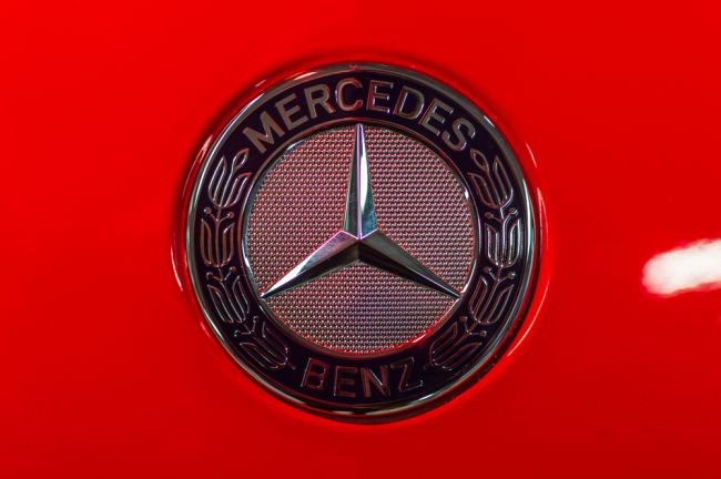 Daimler zvolá do servisu vyše milión áut Mercedes-Benz pre problém s airbagmi