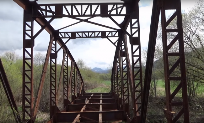 Video: Stopy stratenej Považskej lesnej železnice ukazujú jej niekdajšiu slávu