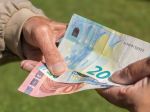 Dôchodcovia pracujúci na dohodu nebudú platiť odvody do zárobku 200 eur