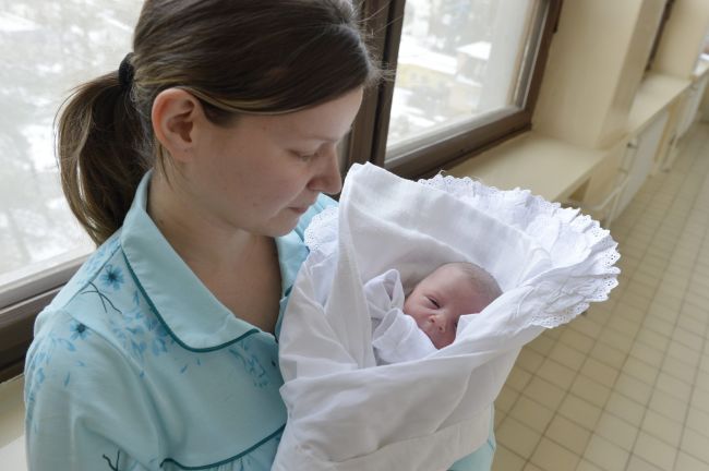 Matky sa pre rodičovskú dovolenku už nebudú musieť hlásiť samy v Sociálnej poisťovni