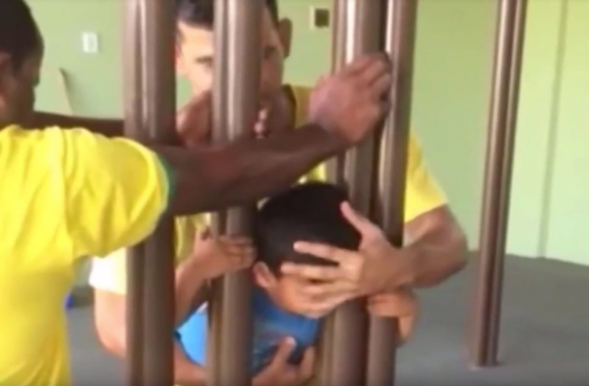 Video: Otec nedokázal vyslobodiť syna. Z jeho hlúposti sa mu smeje celý svet