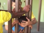 Video: Otec nedokázal vyslobodiť syna. Z jeho hlúposti sa mu smeje celý svet